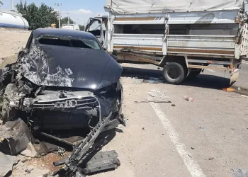 Diyarbakır’da otomobil ile kamyonet çarpıştı