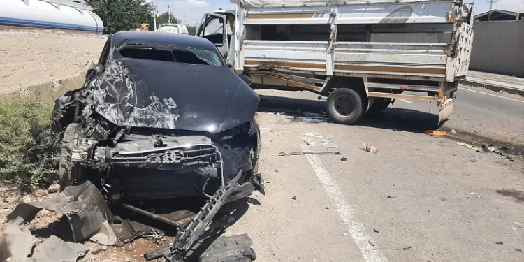 Diyarbakır’da otomobil ile kamyonet çarpıştı