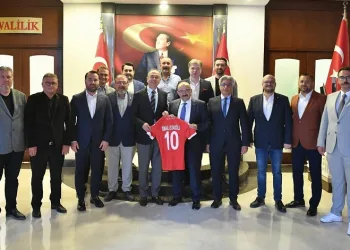 Balıkesirspor yönetimi, Vali Ustaoğlu’nu ziyaret etti