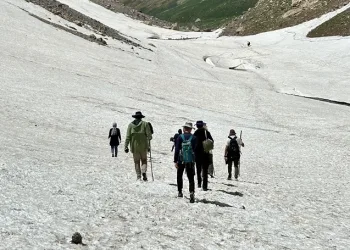 20 bin yıllık buzullarda saatlerce yürüdüler