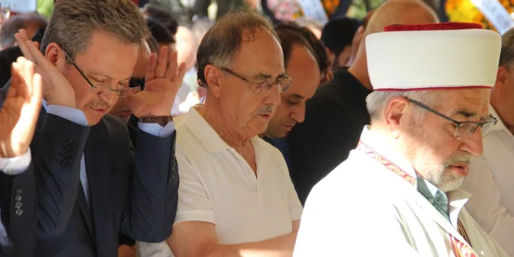 Eski Bakan Akçalı’nın acı günü
