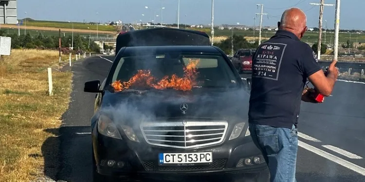 Mercedes otomobil yandı