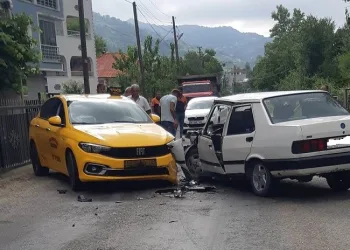 Ticari taksi ile otomobil çarpıştı: 3 yaralı