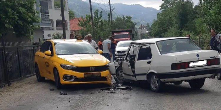 Ticari taksi ile otomobil çarpıştı: 3 yaralı