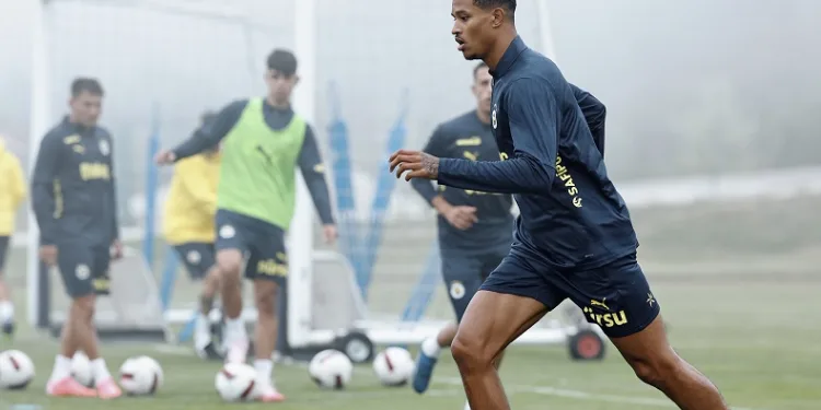 Fenerbahçe, günü çift idmanla tamamladı