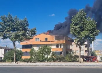3 katlı binanın çatısı alevlere teslim oldu