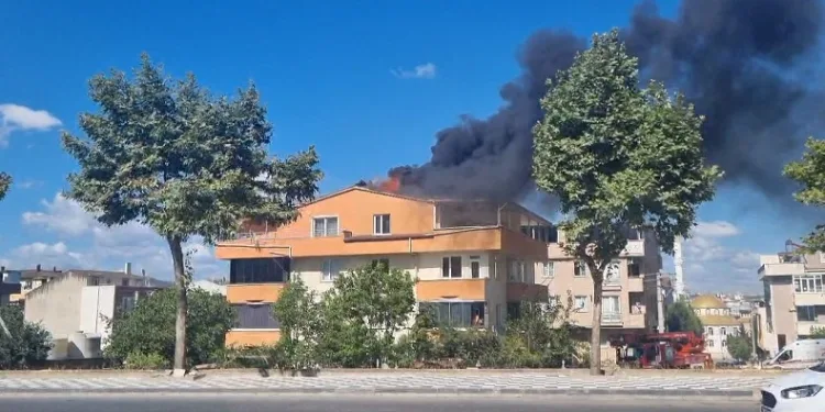 3 katlı binanın çatısı alevlere teslim oldu