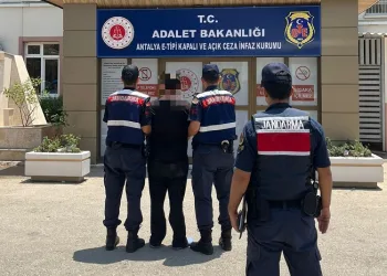 Antalya’da 22,5 yıl kesinleşmiş hapis cezası ile aranan şahıs, operasyonla yakalandı