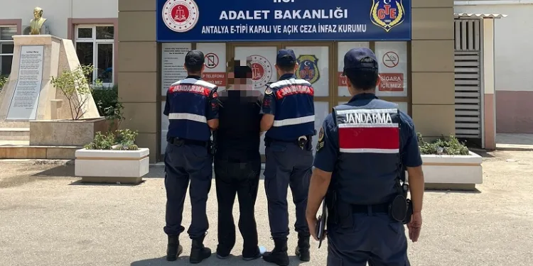 Antalya’da 22,5 yıl kesinleşmiş hapis cezası ile aranan şahıs, operasyonla yakalandı