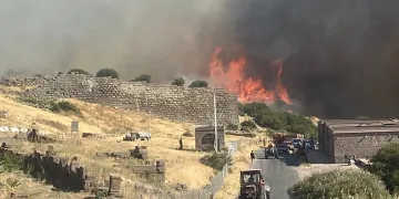 Ayvacık’ta makilik alanda çıkan yangın antik kente sıçradı