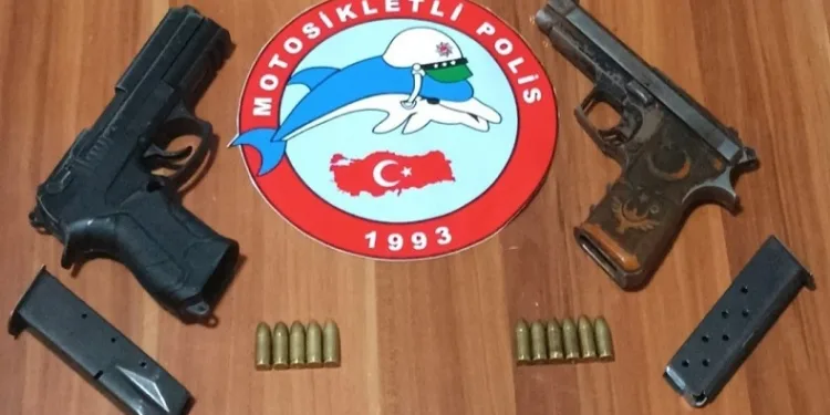 Lüleburgaz’da şüpheli şahsın üzerinden iki tabanca çıktı