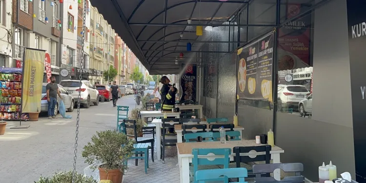 Lokantanın bacasında çıkan yangın paniğe sebep oldu