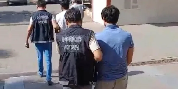Biri asansör boşluğunda, diğeri banyoda saklanırken yakalandı