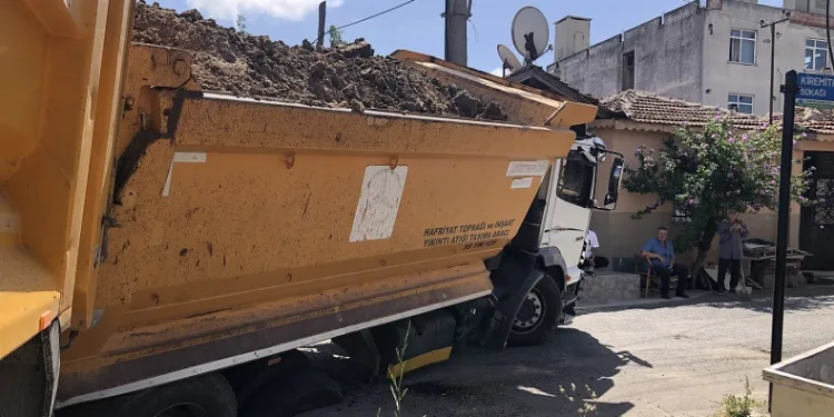 Tekirdağ’da asfalt yol çöktü