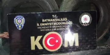 Batman’da durdurulan araçta kaçak lastik ele geçirildi