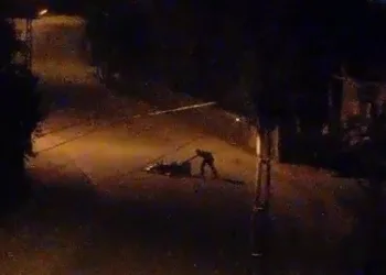 Husumetlisinin motosikletini yaktı