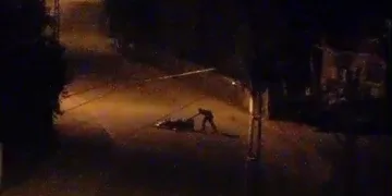 Husumetlisinin motosikletini yaktı