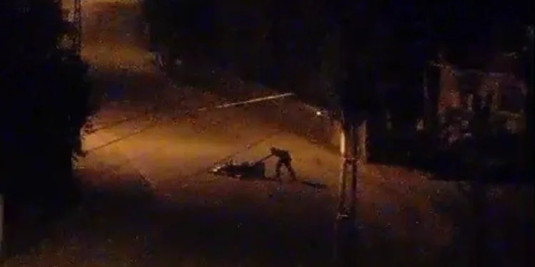 Husumetlisinin motosikletini yaktı