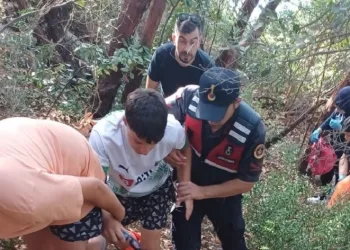 Kuşadası’nda kayalık bölgeye düşen şahıs yaralandı
