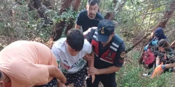Kuşadası’nda kayalık bölgeye düşen şahıs yaralandı