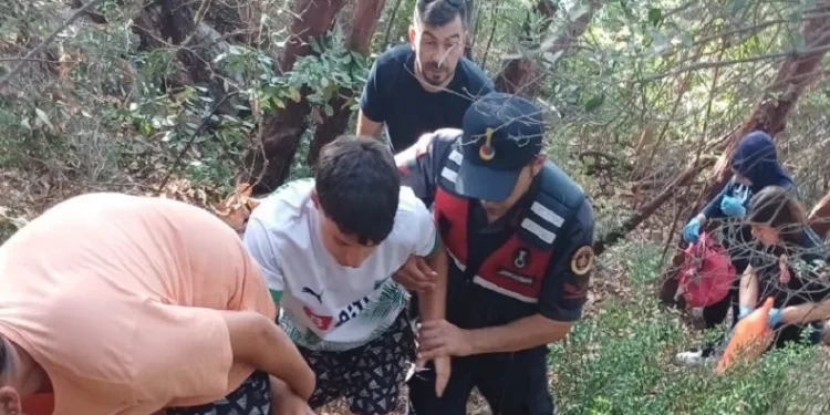 Kuşadası’nda kayalık bölgeye düşen şahıs yaralandı