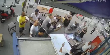 Dükkanı taş ve sopalarla dağıtılan kadın gözyaşlarıyla yaşadıklarını anlattı