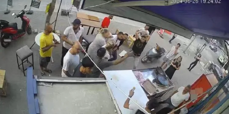 Dükkanı taş ve sopalarla dağıtılan kadın gözyaşlarıyla yaşadıklarını anlattı