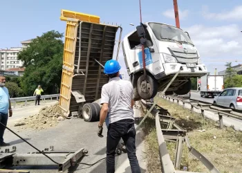 Ümraniye’de hafriyat yüklü kamyon refüje çıktı