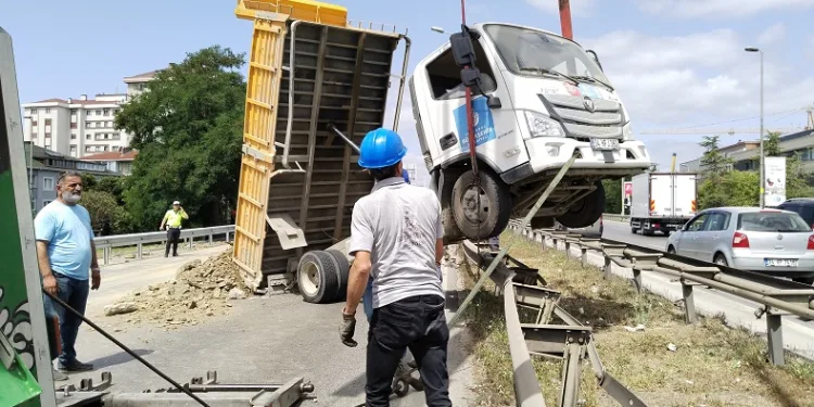Ümraniye’de hafriyat yüklü kamyon refüje çıktı
