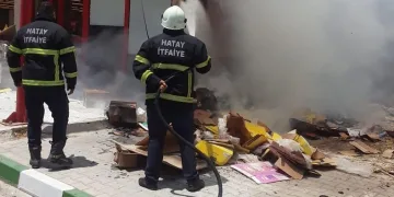 Kumlu’da çıkan çöp yangını söndürüldü