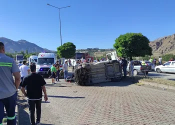 Kontrolden çıkan ticari araç devrildi