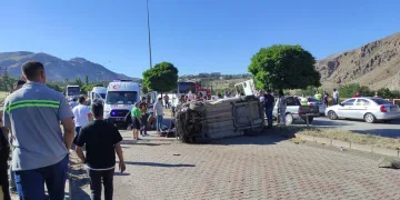 Kontrolden çıkan ticari araç devrildi