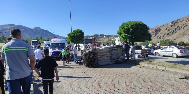 Kontrolden çıkan ticari araç devrildi