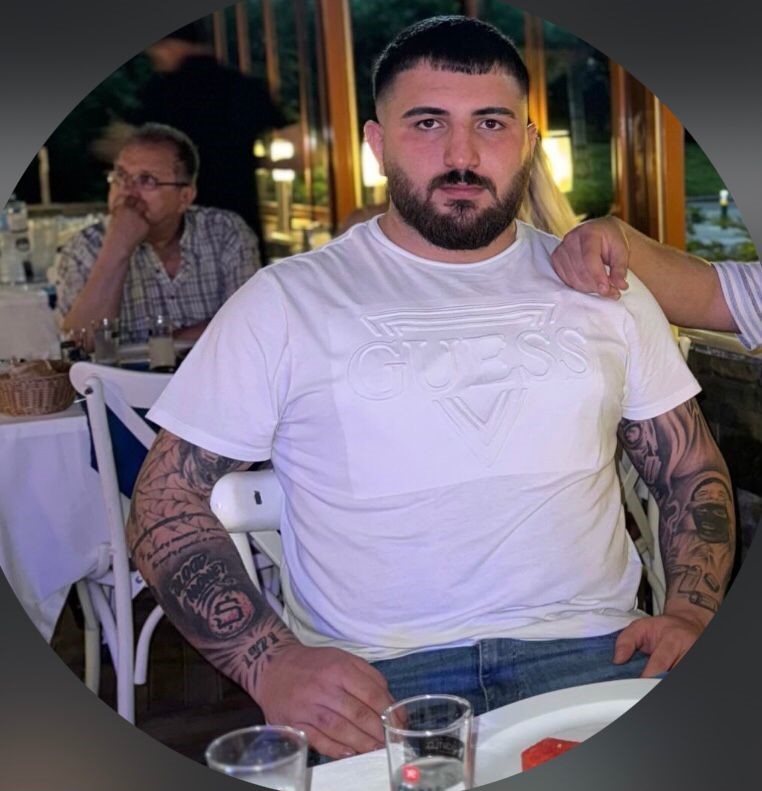 BURSA'DA BİRBİRLERİ İLE YARIŞTIKLARI İDDİA EDİLEN 2 OTOMOBİL BİRBİRİNE ÇARPTI. KAZADA 1 KİŞİ HAYATINI KAYBEDERKEN, 1'İ AĞIR 2 KİŞİ YARALANDI. (EX OLAN MUZAFFER SAMET TURNA) (EMİR AKTAŞ/BURSA-İHA) Bursa'da birbirleri ile yarıştıkları iddia edilen 2 otomobil birbirine çarptı. Kazada 1 kişi hayatını kaybederken, 1'i ağır 2 kişi yaralandı.