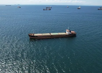 Bakırköy açıklarında karaya oturan gemi havadan görüntülendi