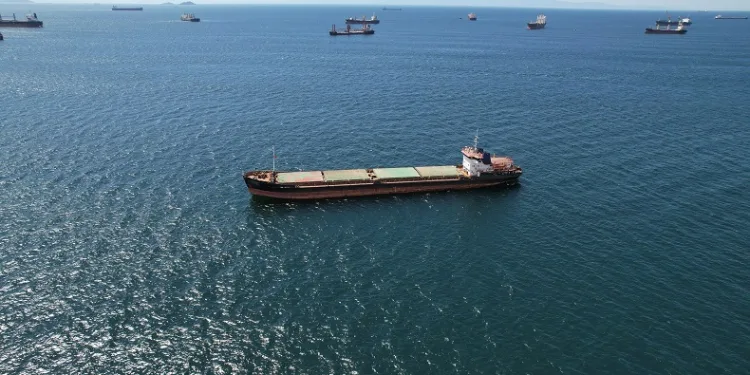 Bakırköy açıklarında karaya oturan gemi havadan görüntülendi