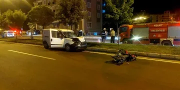 Motosikletle hafif ticari araç çarpıştı, motosiklet sürücüsü hayatını kaybetti