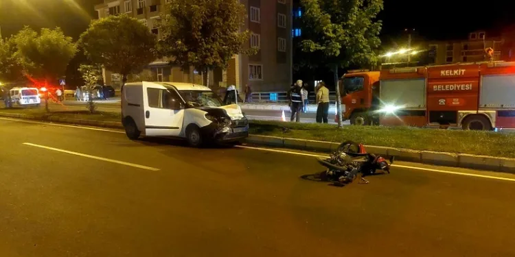 Motosikletle hafif ticari araç çarpıştı, motosiklet sürücüsü hayatını kaybetti
