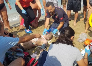 Denizde boğulma tehlikesi geçiren adam kalp masajı ve elektro şokla hayata döndürüldü