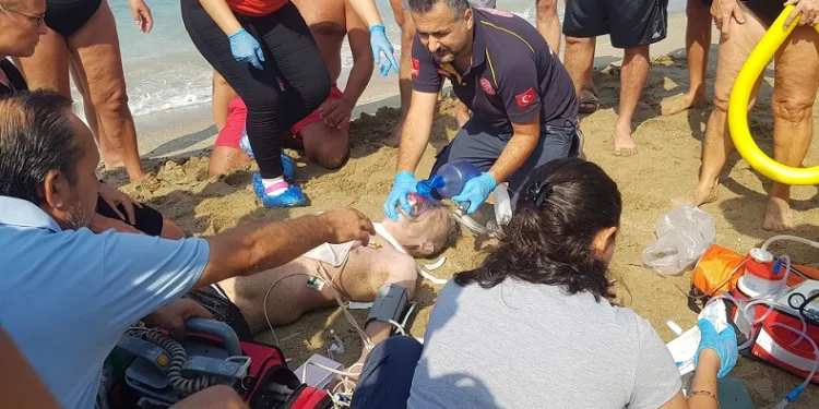 Denizde boğulma tehlikesi geçiren adam kalp masajı ve elektro şokla hayata döndürüldü