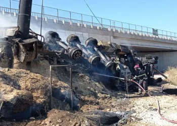 Şanlıurfa’da devrilen saman yüklü tır alev alev yandı