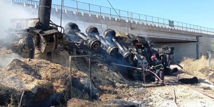Şanlıurfa’da devrilen saman yüklü tır alev alev yandı