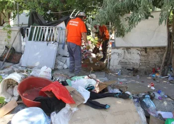Evden 5 kamyon ve 3 traktör dolusu çöp çıkarıldı