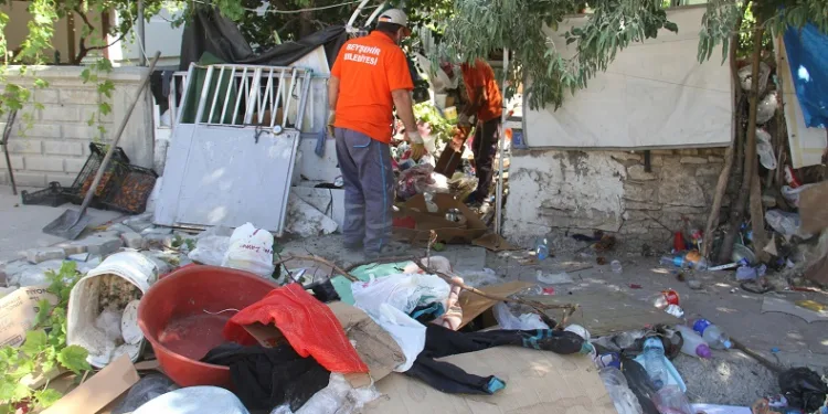 Evden 5 kamyon ve 3 traktör dolusu çöp çıkarıldı