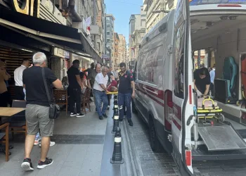 Sokakta temizlik yaparken otomobil çarptı