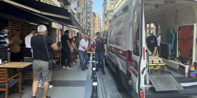Sokakta temizlik yaparken otomobil çarptı