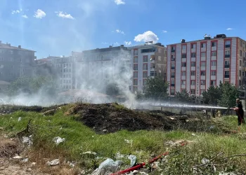 Boş arazide yangın çıktı
