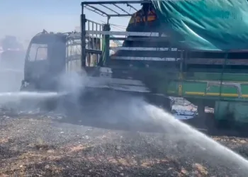 Saman yüklemeye gelen tır yandı