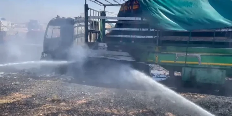 Saman yüklemeye gelen tır yandı
