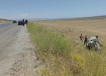 Takla atan otomobildeki 2 kişi kazayı hafif sıyrıklarla atlattı